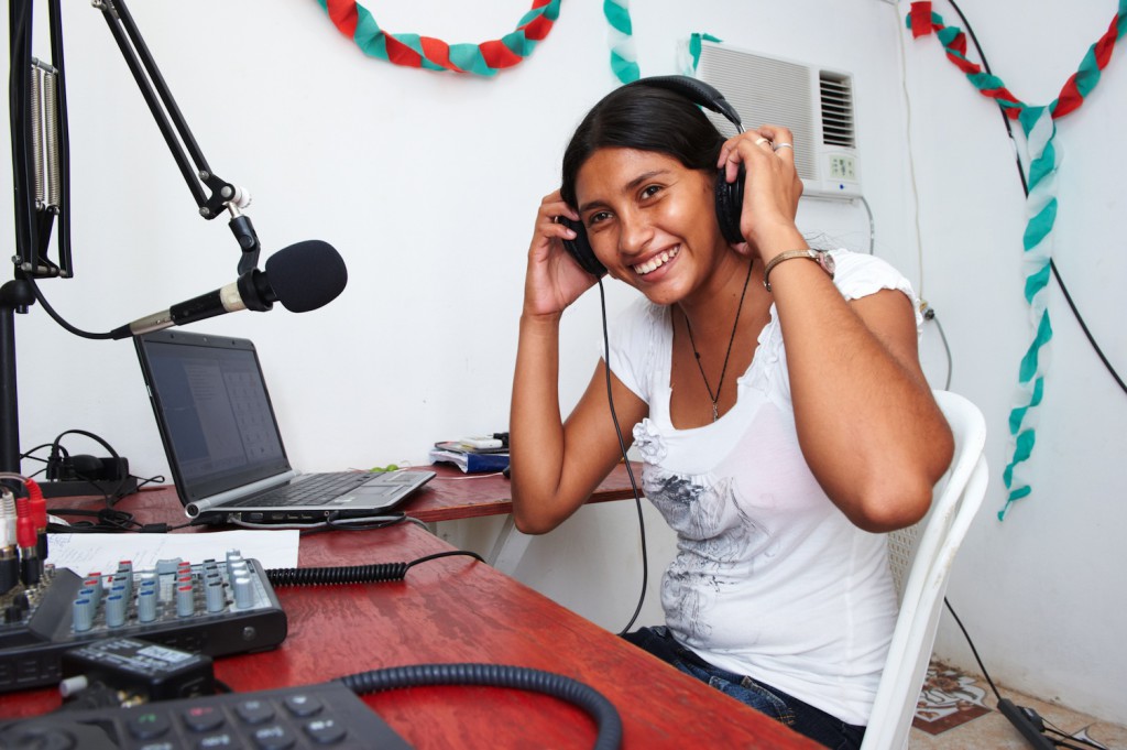 Radiomitarbeiterin Roxana vor dem Sendepult in Zacate Grande